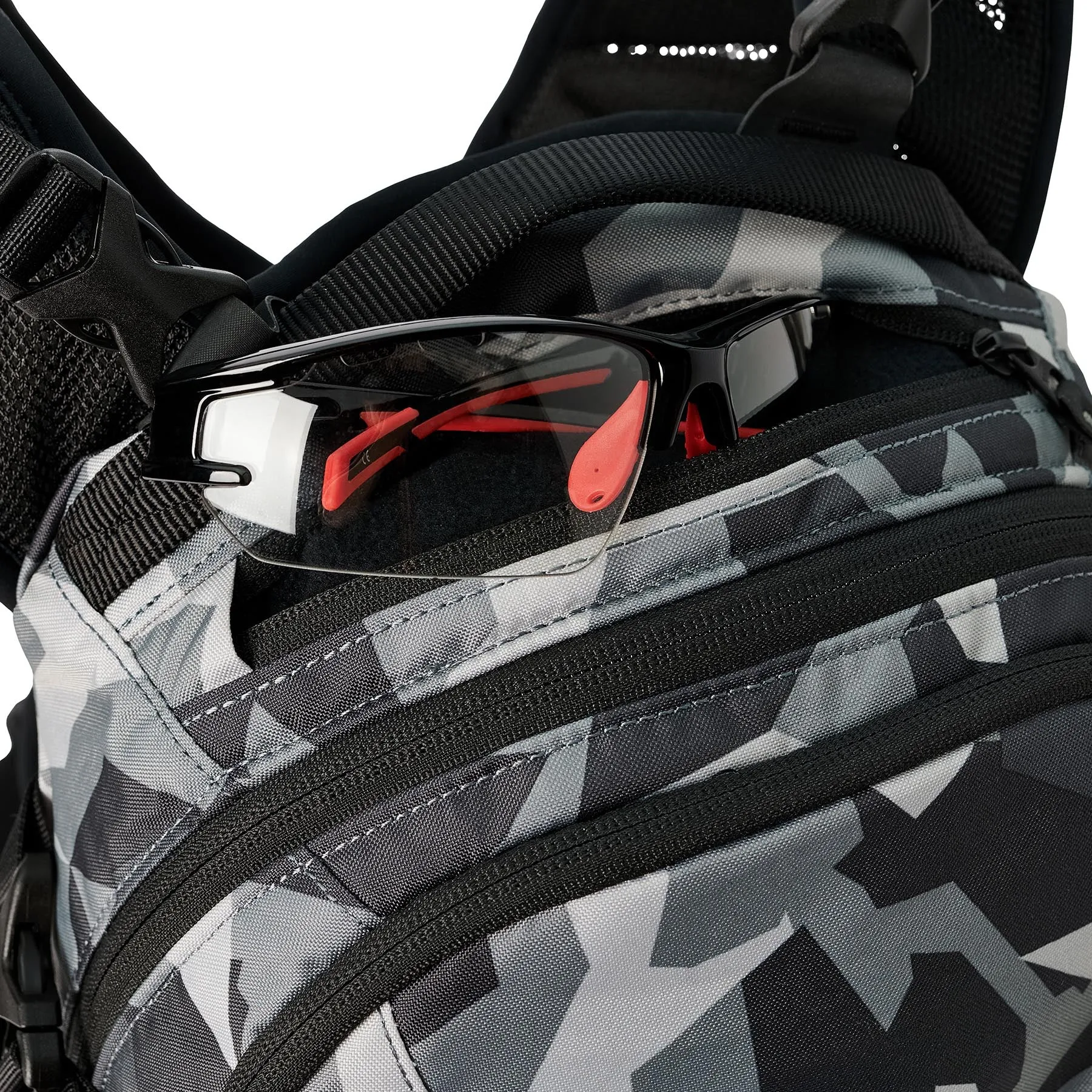 USWE Shred 16L Hydration Compatible MTB Daypack - Camo