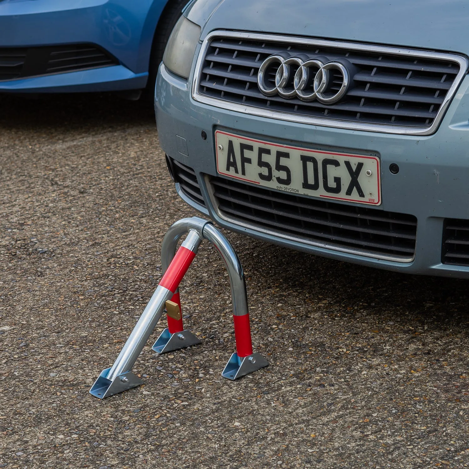 Woodside Folding Driveway Security Car Parking Barrier Bollard Post   Padlock